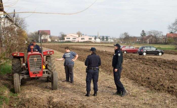 Фермер из Хорватии наказал автовладельцев парковавшихся на его земле