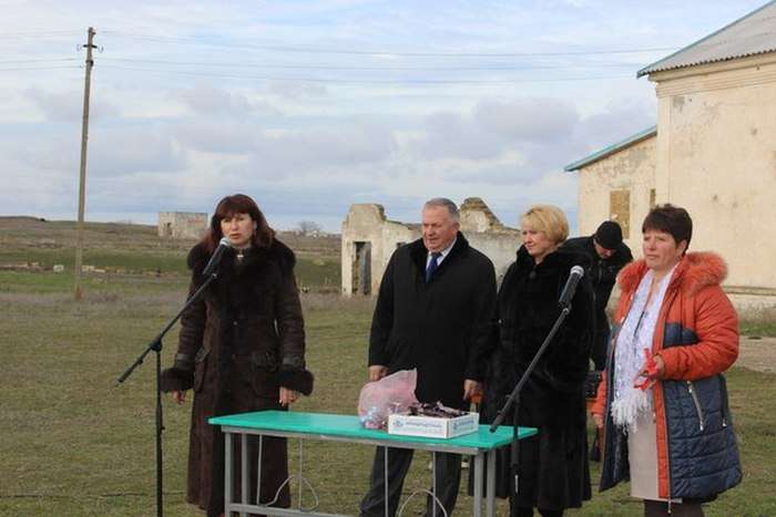 Пафосная церемония открытия детской горки в Крыму