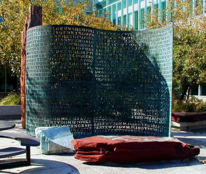 Скульптура Криптос с таинственным текстом в штаб-квартире ЦРУ