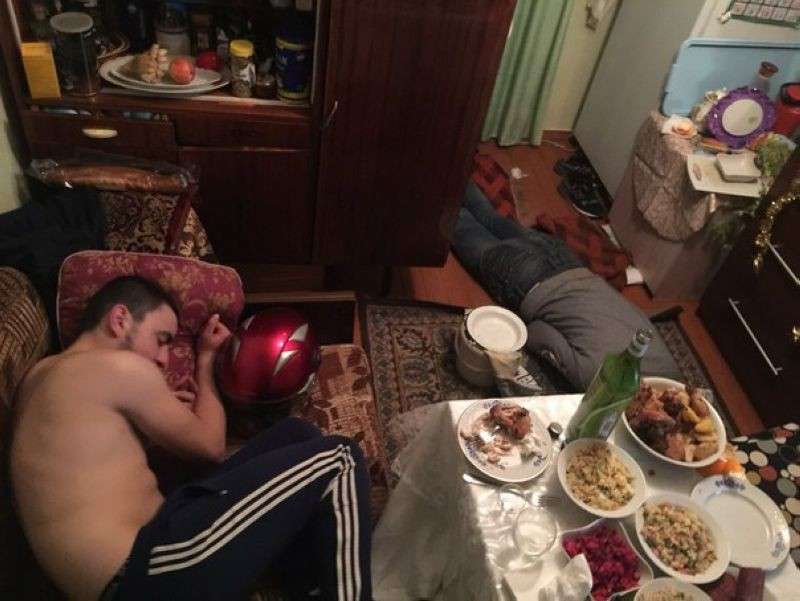 Новое российское домашнее. Пьяное застолье. Пьянка на кухне. Новогодняя пьянка.