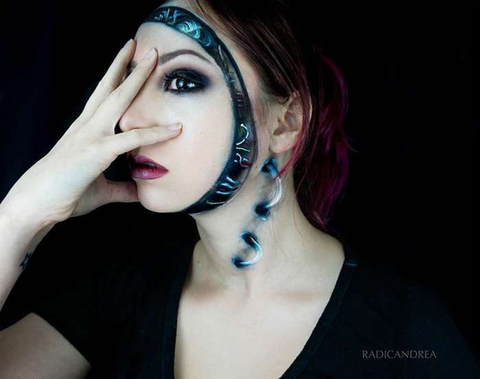 Девушка-визажист с помощью макияжа превращает себя монстров