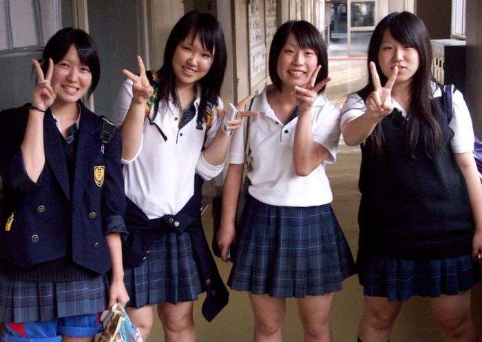Проверка нижнего белья у японских школьниц