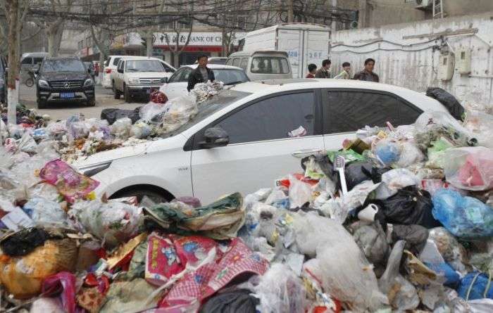 Китайские мусорщики отомстили хозяину авто