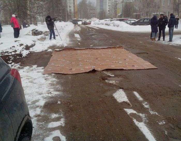 Жители Кировской области застелили дорожные ямы коврами