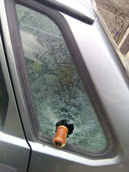 Автомобильное стекло пострадавшее от зонтика