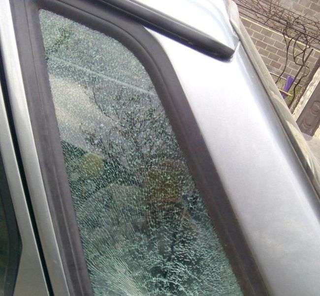 Автомобильное стекло пострадавшее от зонтика