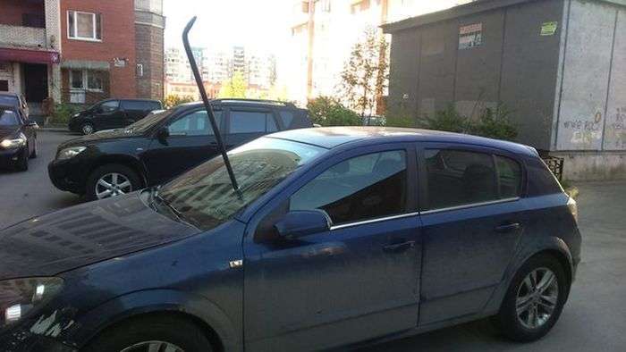 Неизвестный проткнул ломом лобовое стекло автомобиля в Санкт-Петербурге