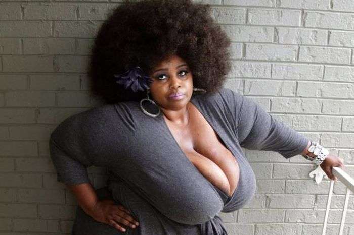 Делая массаж своей огромной грудью, женщина зарабатывает до 1300 долларов в день