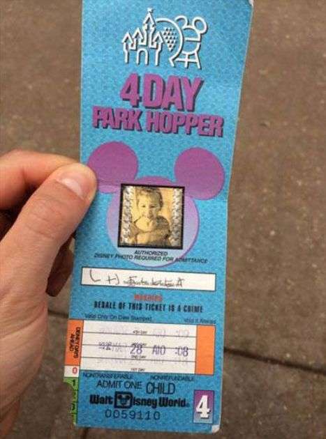 Американка посетили Диснейленд по билету, который ей подарил отец в 1994 году