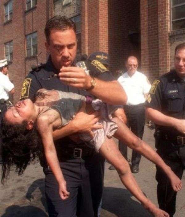 Полицейский пришел на выпускной бал к девушке, которую спас 18 лет назад