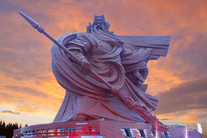 Статуя древнего полководца Гуань Юя