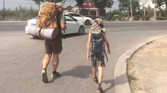 Житель Китая отправился в пешее 600-километровое путешествие со своим сыном