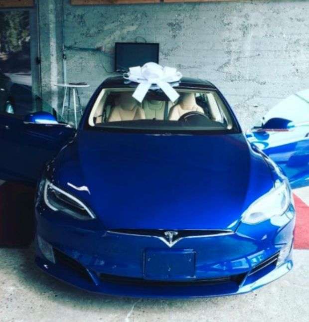 В США подчиненные отблагодарили своего босса покупкой электромобиля Tesla Model S