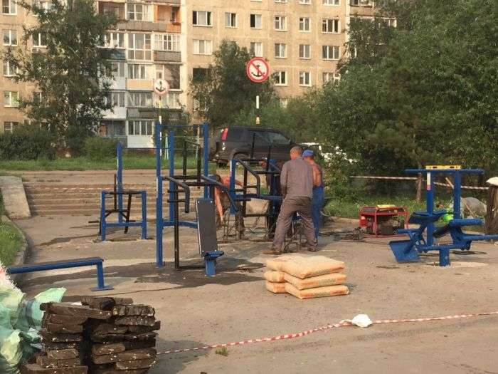 В Омске установили уличные тренажеры посреди тротуара