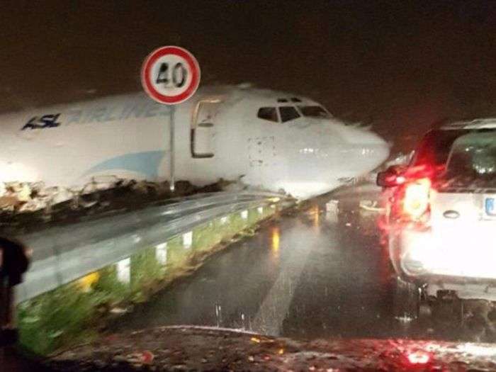 Грузовой самолет выехал на автостраду