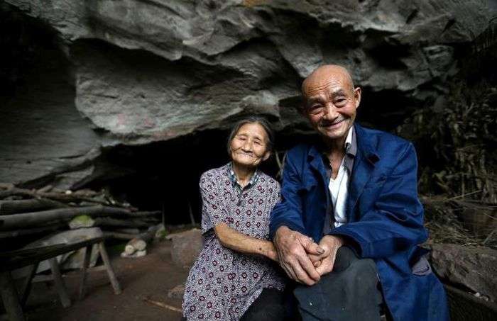 В Китае семейная пара 50 лет прожила в пещере