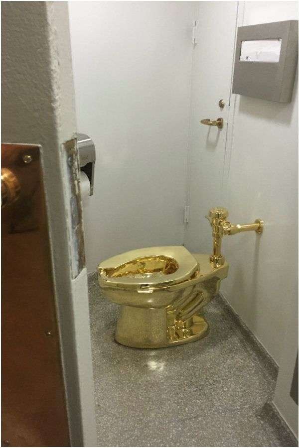 В Нью-Йорке открылся общественный туалет из золота 750 пробы