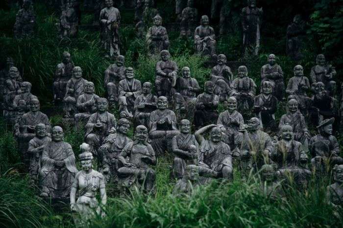 Японский парк со статуями