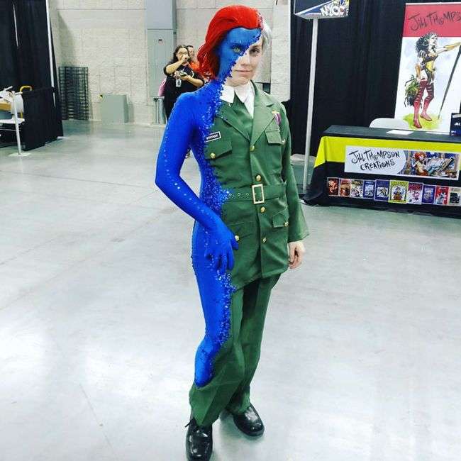 Оригинальный костюм косплеерши на фестивале Comic Con в Нью-Йорке