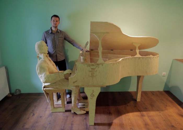 Скульптура пианиста из спичек