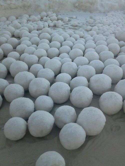 Ледяные шары на берегу Оби