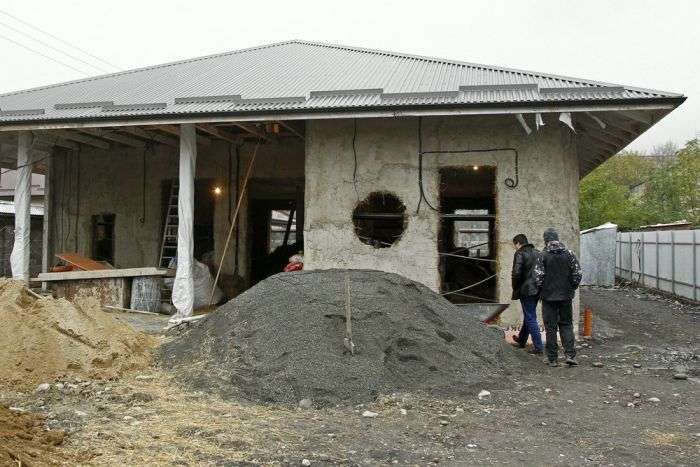 Бизнесмен строит дом из соломы