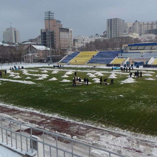 Фанаты помогли расчистить от снега футбольное поле