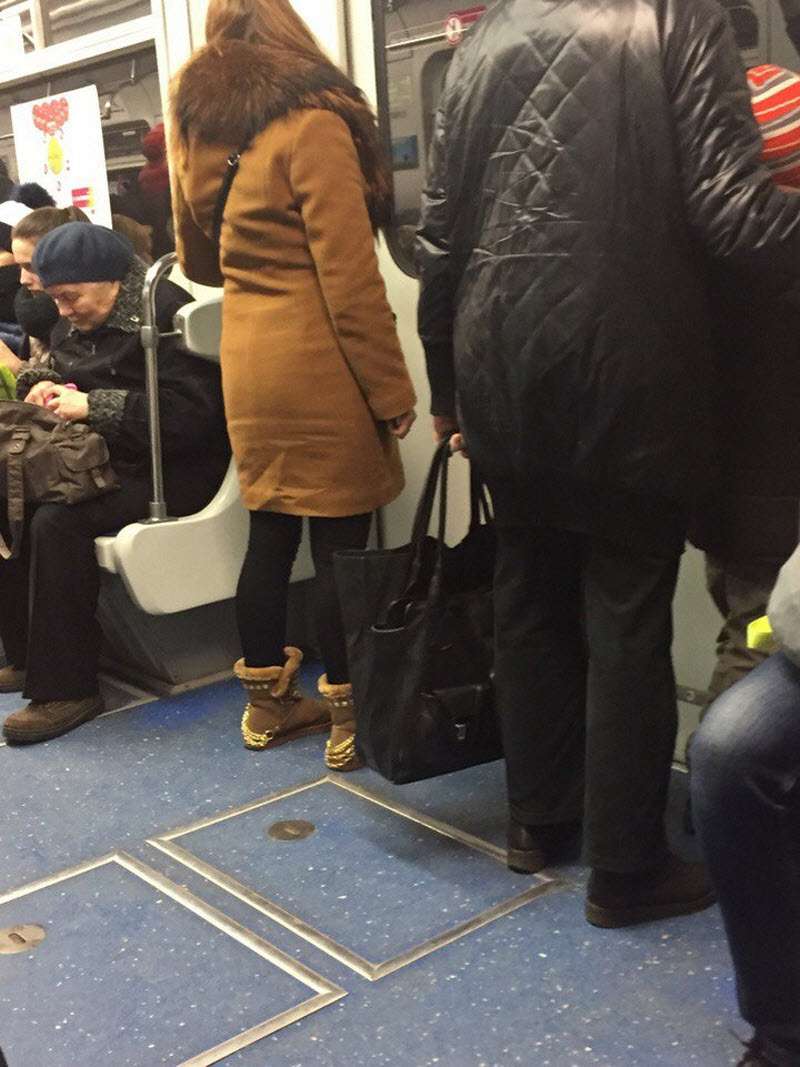 Метро развлечение. Люди в метро зимой. Приколы в метро. Уровне люди в метро. Фото из метро юмор.