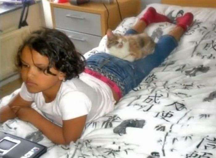 Девочка спасла котенка
