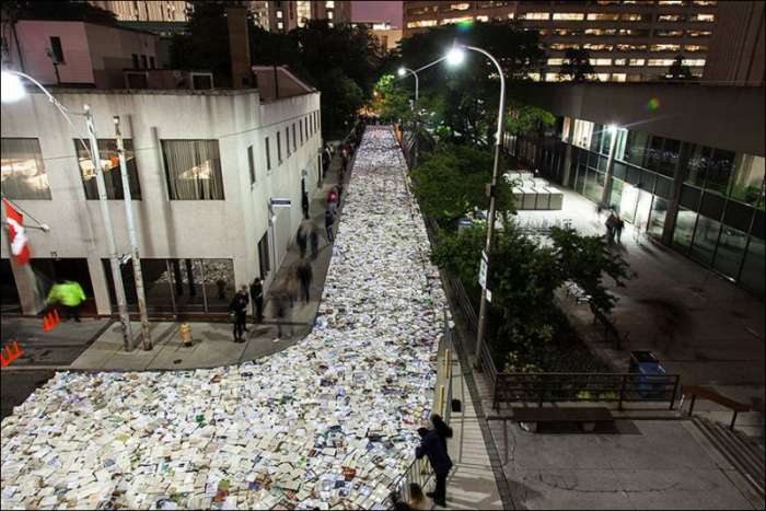 Река из 10 000 светящихся книг