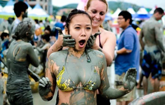 Девушки на фестивале грязи в Корее