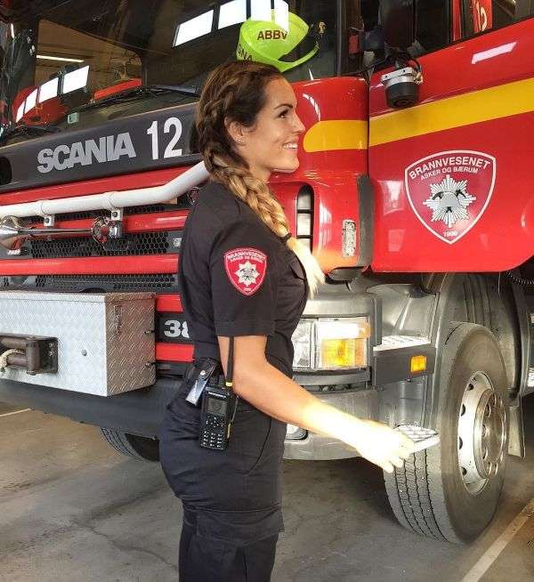 Привлекательная женщина-пожарный