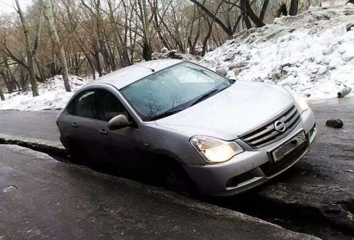 В Омске на дорогах машины проваливаются в ледяные трещины