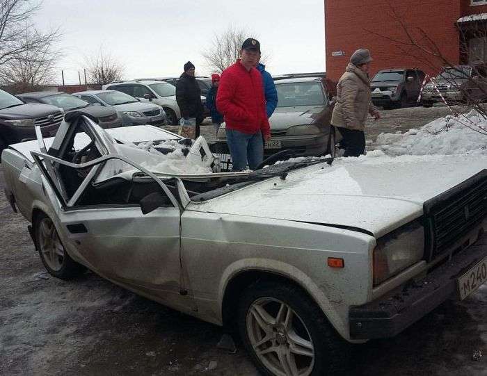 В Бийске упал с крыши лед и раздавил автомобиль ВАЗ