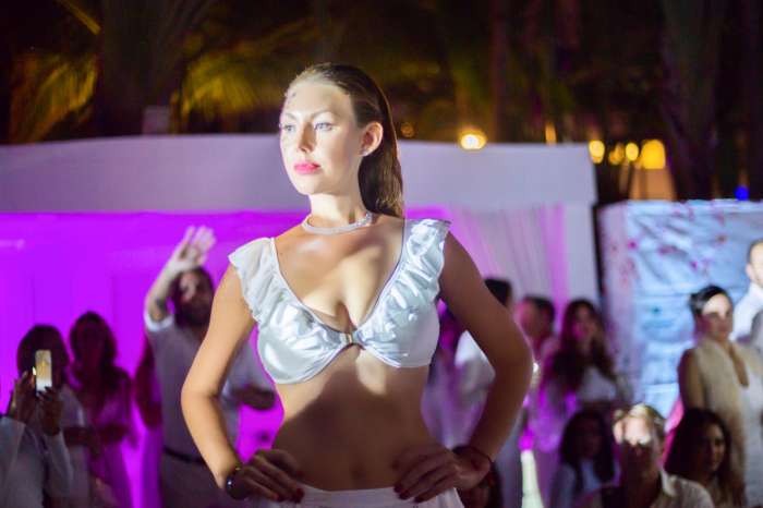 Модели с шикарными формами в бикини на показе Элии Чоколато в отеле Мадонны