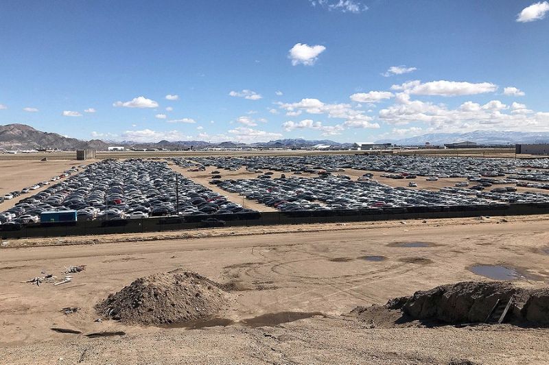 Кладбище новых Volkswagen в пустыне