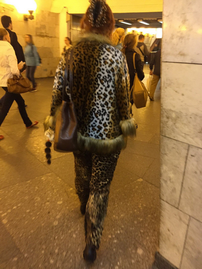 Женщина в леопардовом