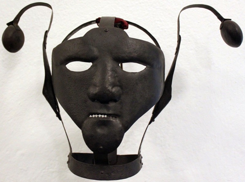 С помощью этой железной маски в Средневековье наказывали за сплетни