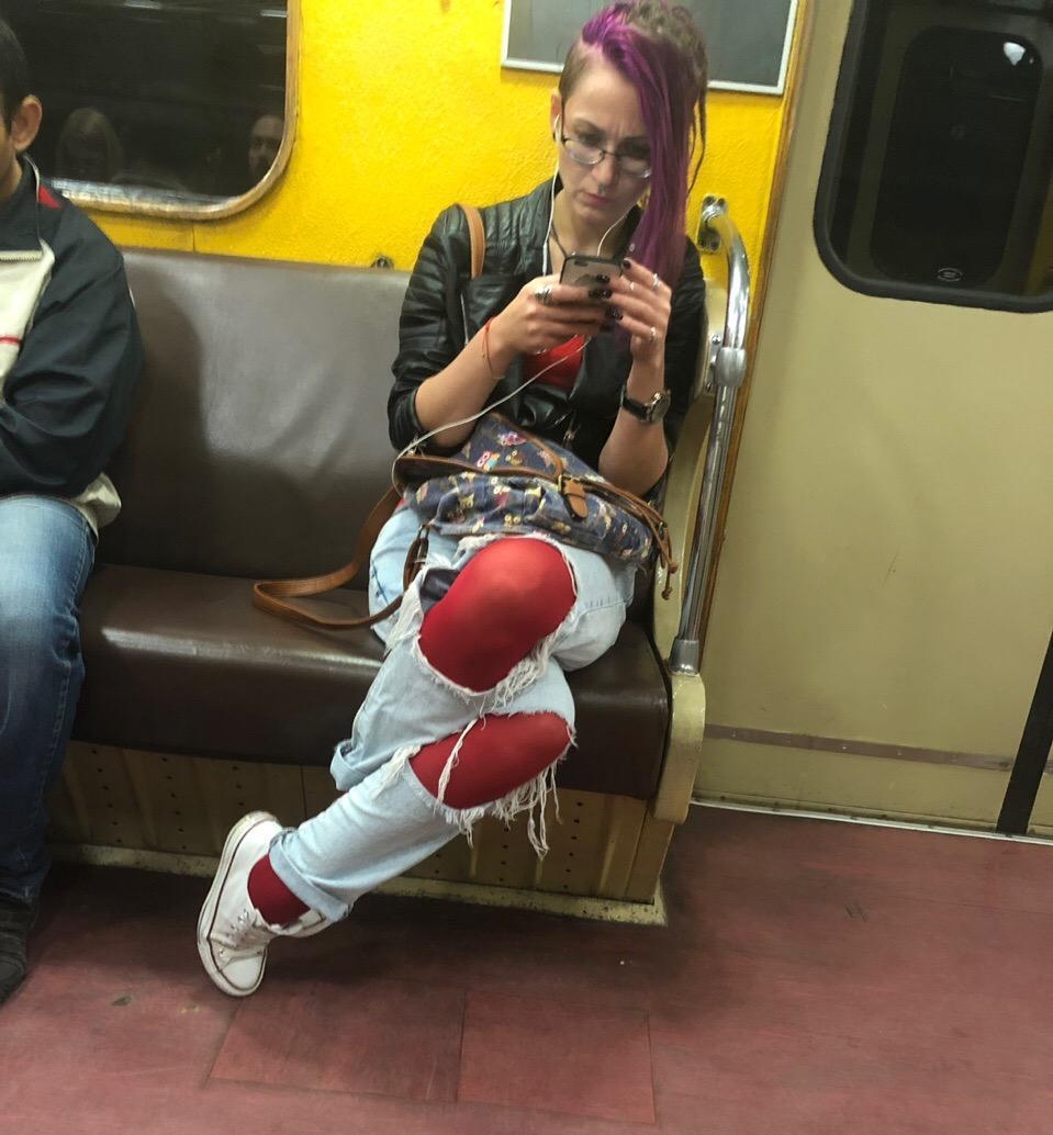 Странные модницы в метро