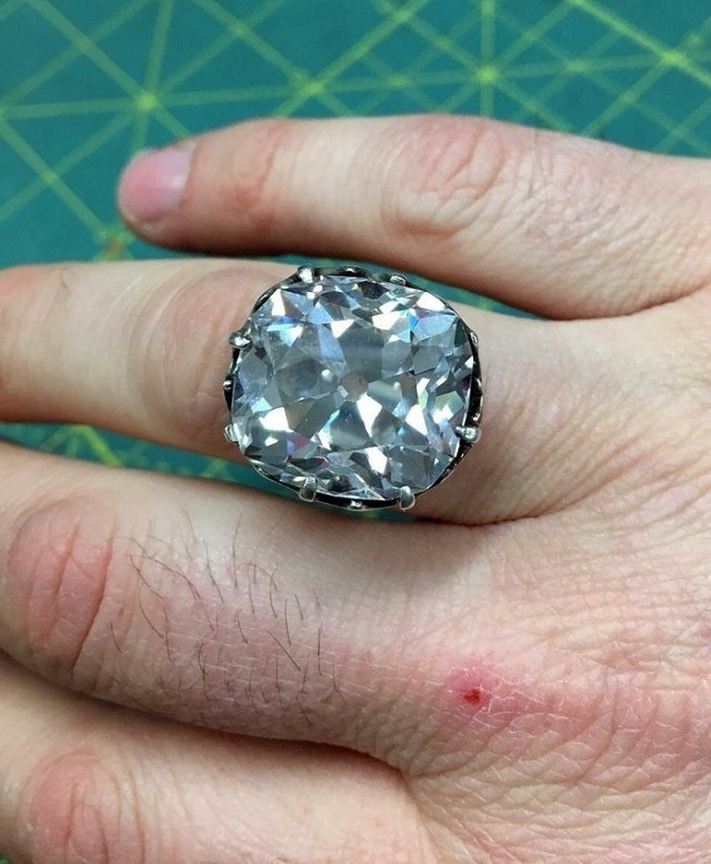 Девушка купила на барахолке кольцо, а оно оказалось с сюрпризом