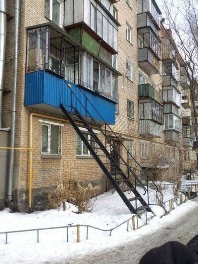 Про лучших соседей. Демотиваторы про соседей. Необычные балконы. Свежие демотиваторы по русски. Русские демотиваторы приколы.