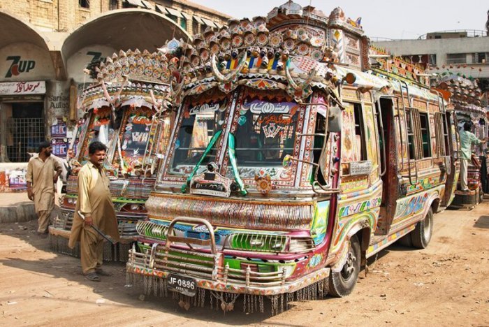Грузовики и автобусы в Пакистане (21 фото)