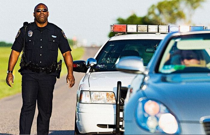 Зачем американские полицейские касаются задней фары остановленного авто