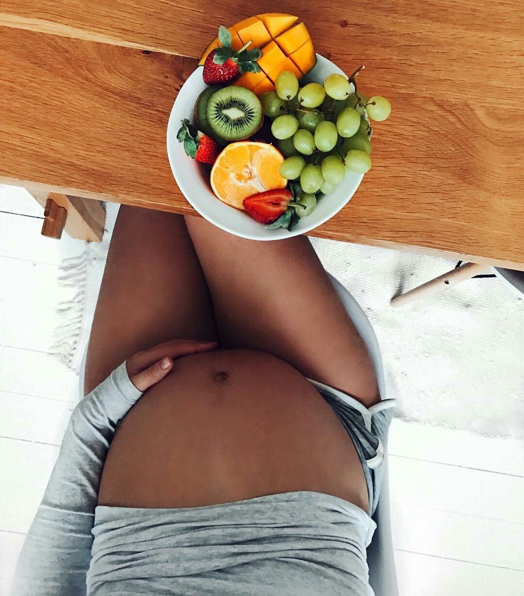 Фотосессия беременных с фруктами