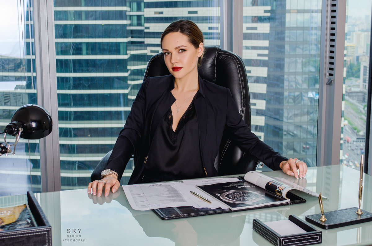 Фото деловой женщины в офисе