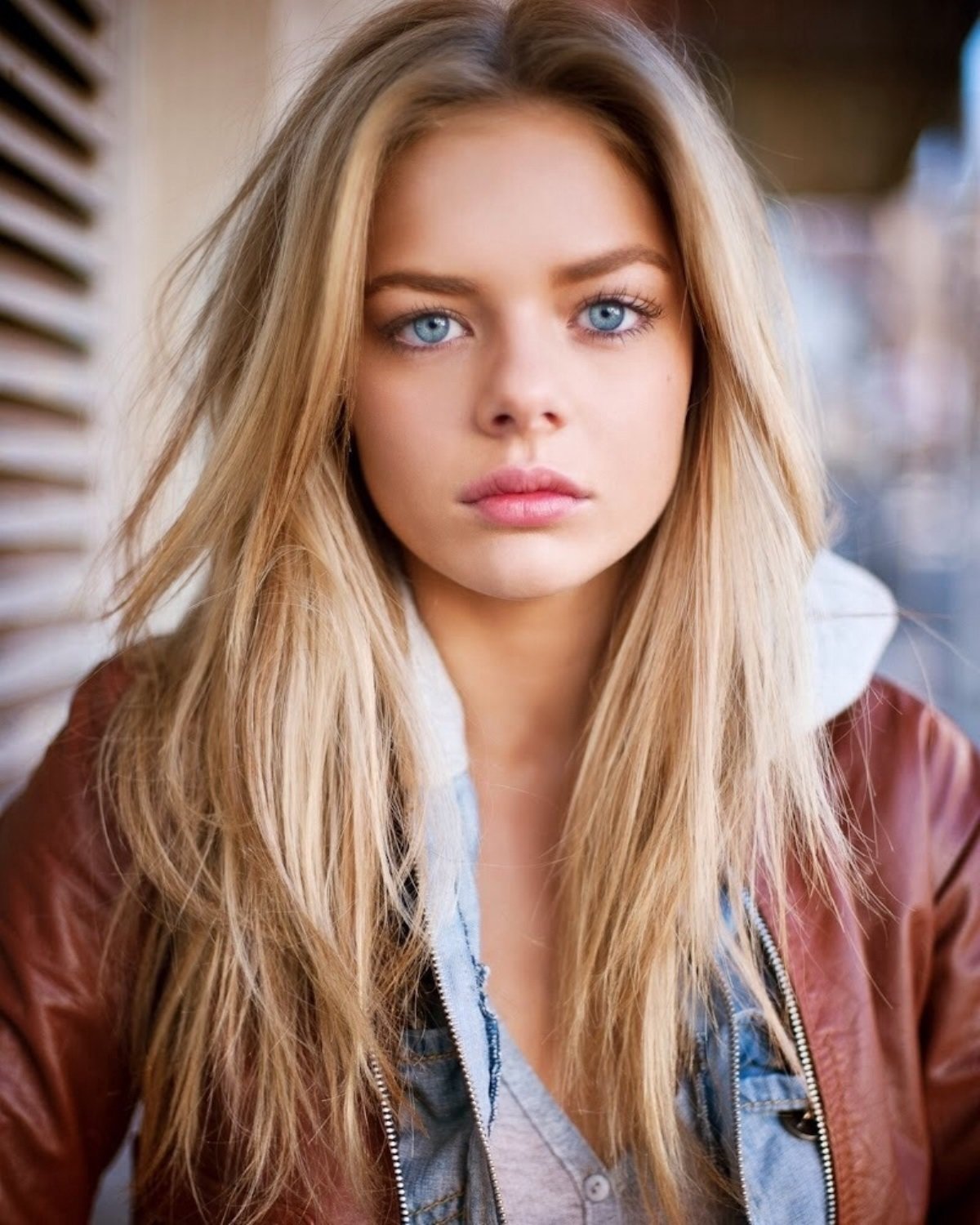 Блондинка с голубыми глазами фото