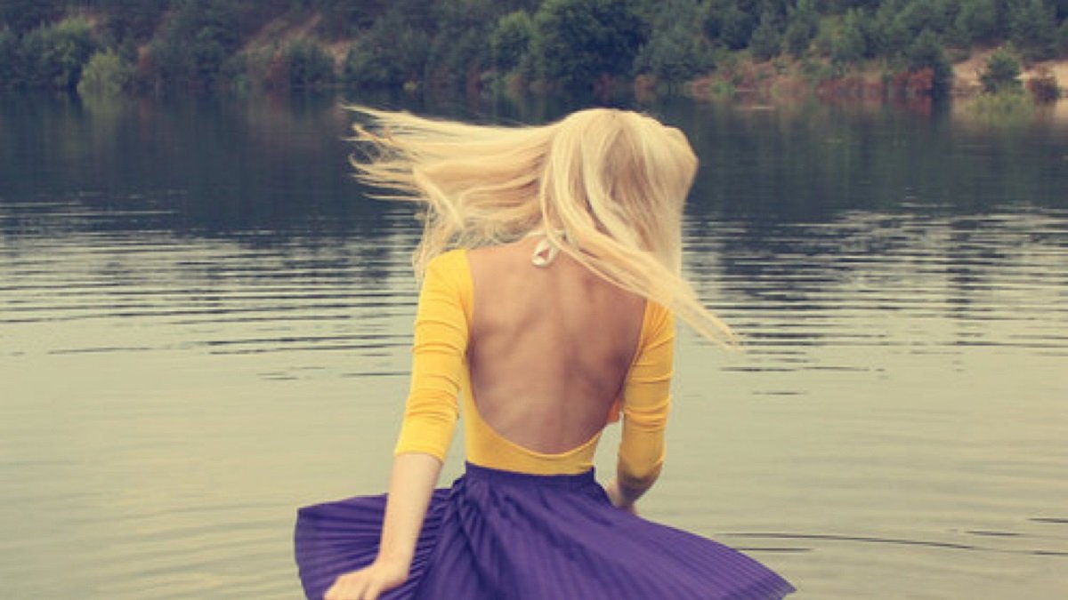 Блондинка в сиреневом со спины платье