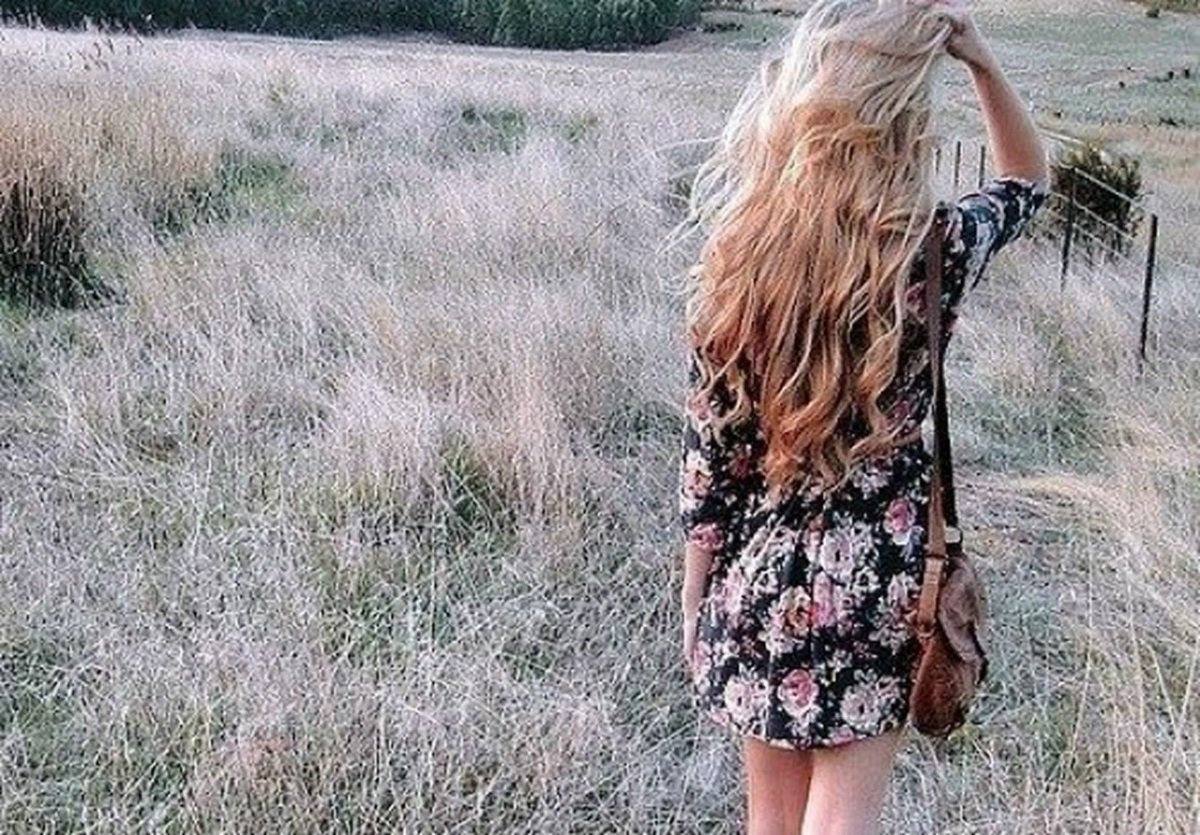 Девушка в платье со спины русые волосы