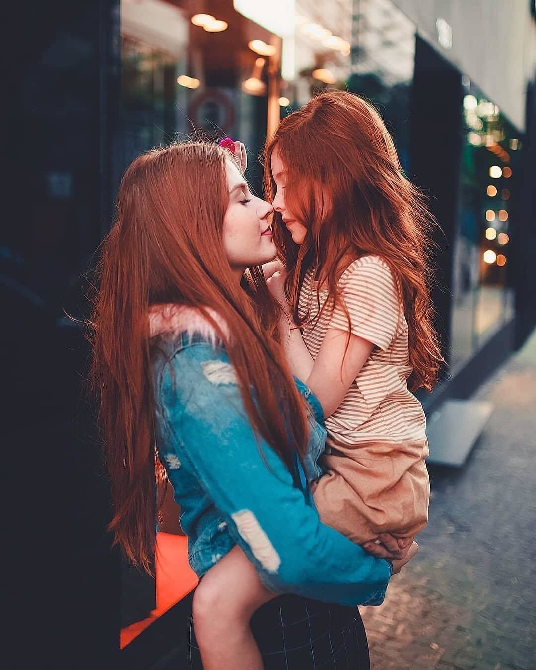 Поцелуй девушек