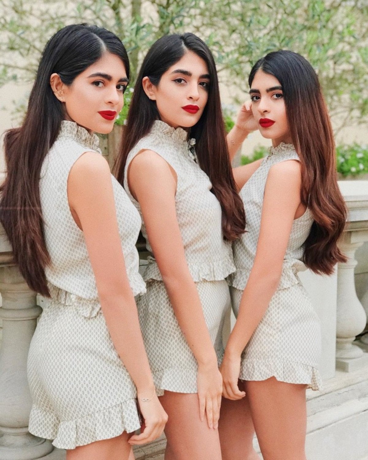 Какая девушка близнец. Три девушки. Близняшки. Девушки близняшки. Три красивые подруги.
